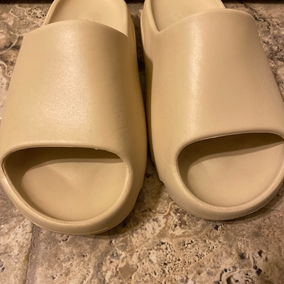 Yeezy Slides Size 8 main image 5